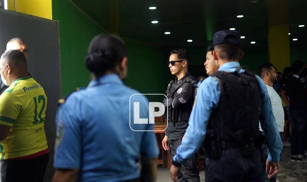 La Policía Nacional dio seguridad en el estadio Luis Girón para el partido entre Parrillas One vs Génesis de Comayagua.