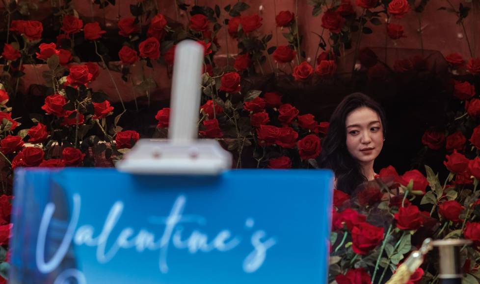 En China, varios restaurantes realizaron instalaciones de arte con flores para atraer a las parejas que se pueden fotografiar en las mismas.