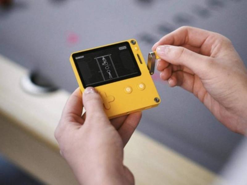 Playdate es la videoconsola que se maneja con manivela.