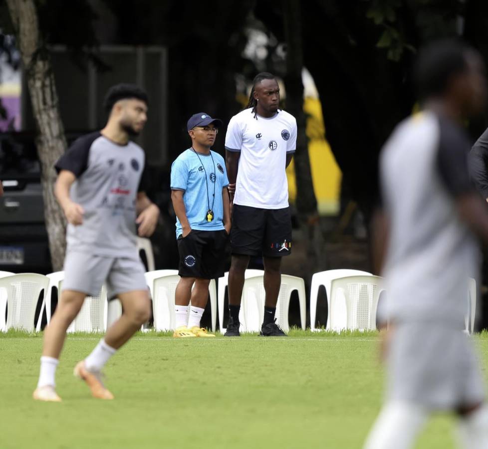 Alberth Elis no pierde detalles y está muy atento a lo que pasa con su equipo Panteras FC.