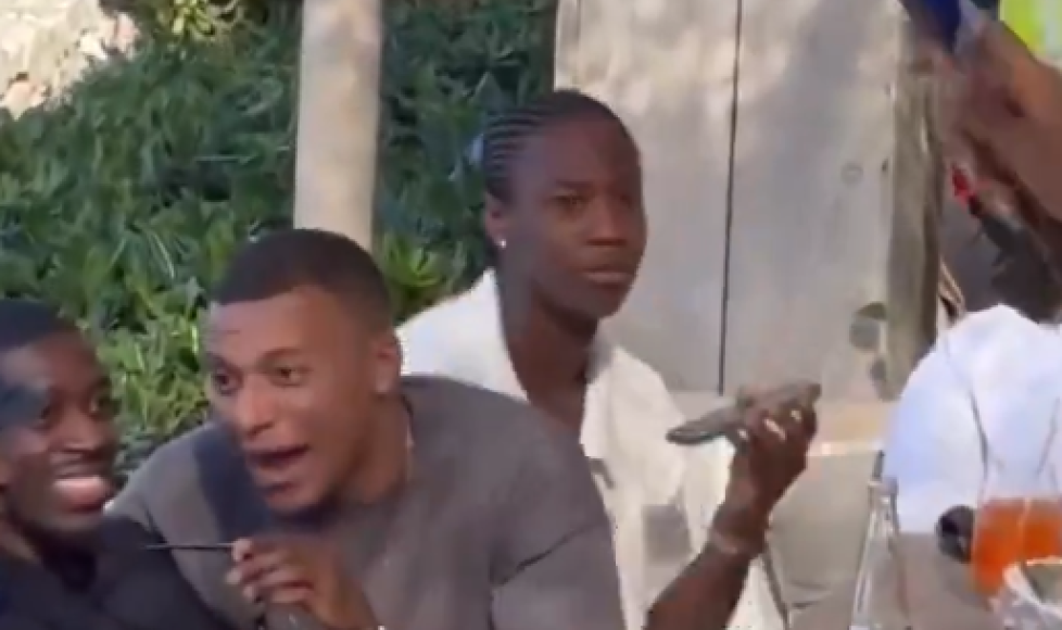 Mientras tanto, Kylian decidió asistir a un festival en Cannes acompañado de Dembélé en lugar de apoyar a sus compañeros en el último partido del PSG. Una situación que levantó cierta polémica en París.