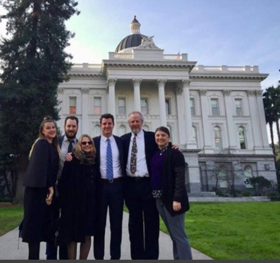 Daniel Stern se casó en 1980 y tiene tres hijos, uno de ellos es un político demócrata en California, USA.