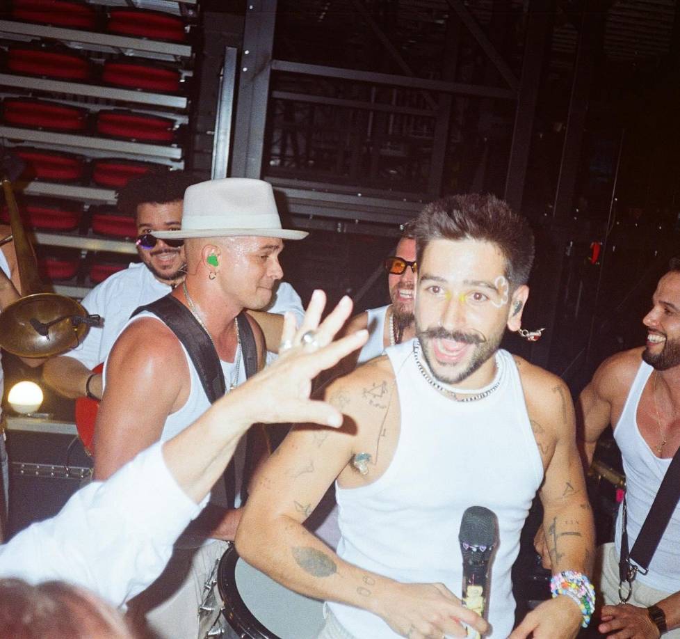 De hecho, mostró que él mismo fue el encargado de plantarlo con ayuda de otro hombre quien a su lado excavó la tierra, la mezcló y aplanó las raíces para garantizar que la planta crezca y de frutos en el futuro.