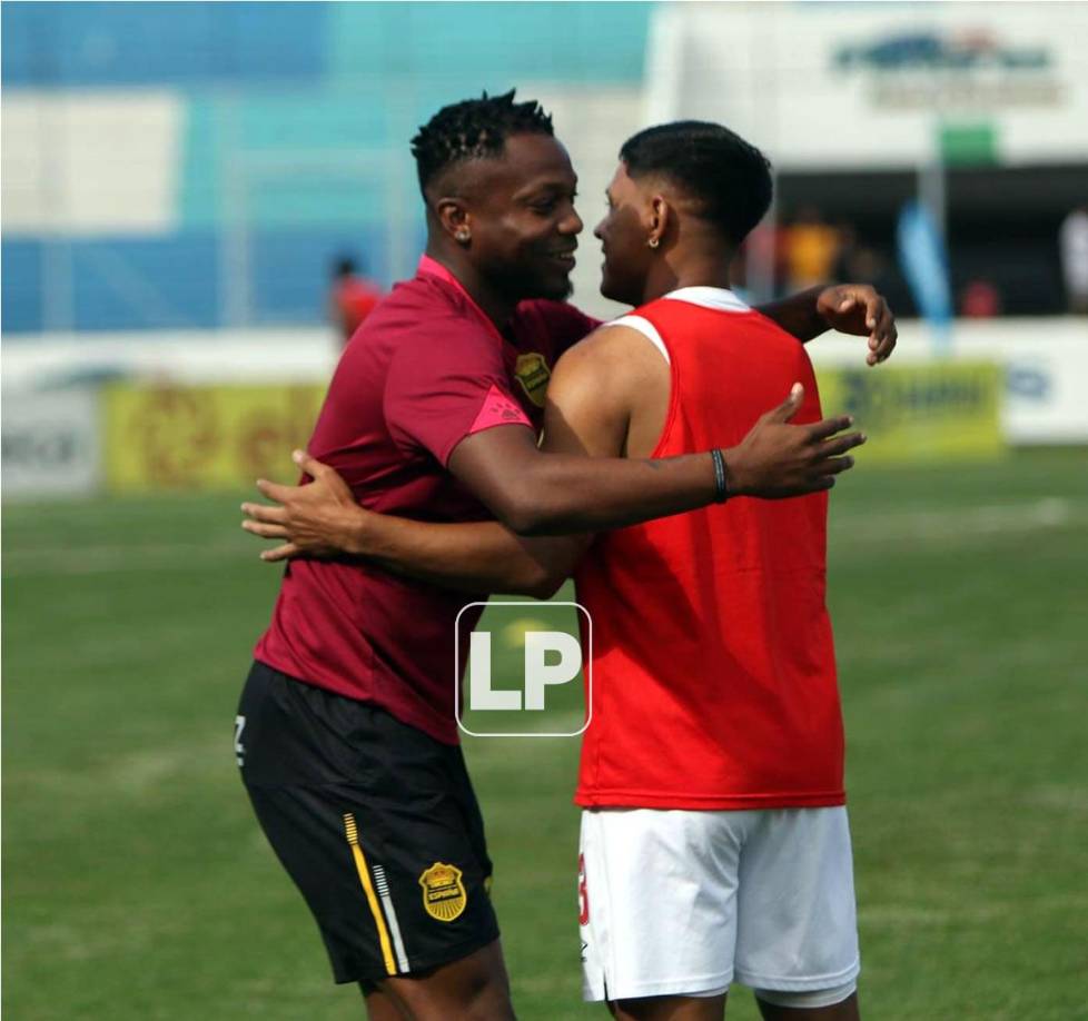 El abrazo que se dieron Kevin Álvarez y Brayan Moya durante el calentamiento de los equipos.