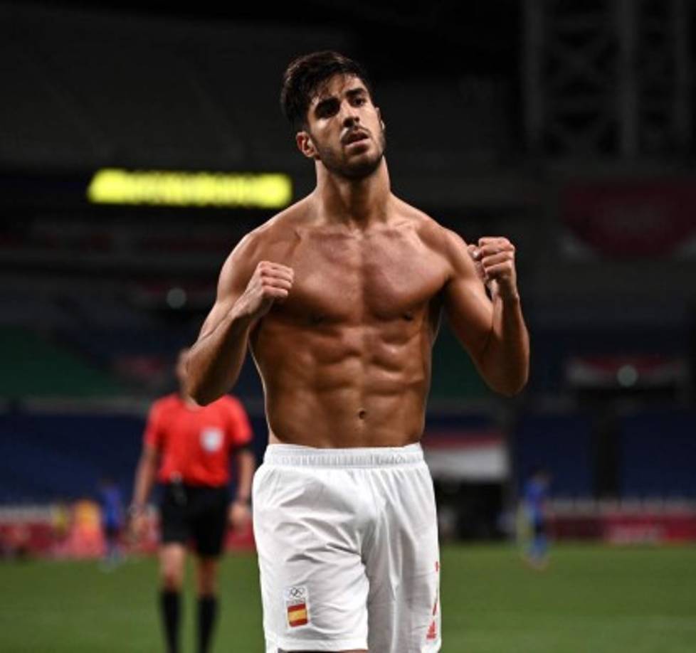 El futuro de Marco Asensio está en el Real Madrid, pero en la Premier League están muy pendiente de sus decisiones. Informa 'The Sun' de que Everton, Leeds United y Leicester City siguen muy de cerca al futbolista español, y ahora, 'The Mirror', agrega que el Arsenal se ha fijado en el jugador, sino consiguen fichar a James Maddison. Sin embargo, en el cuadro blanco confía en Asensio y no planean su salida. <br/><br/>Foto - AFP
