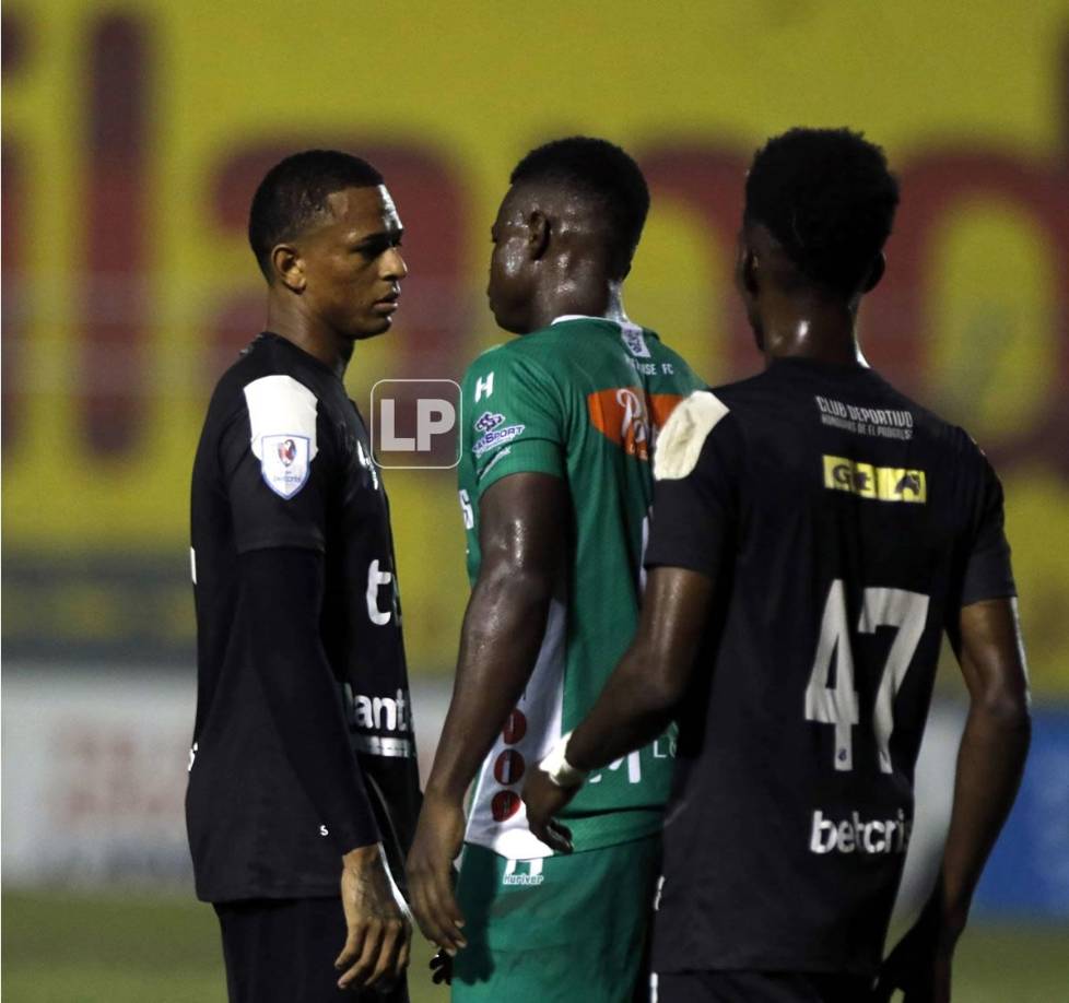 Cristian Sacaza se encaró con el defensa del Platense, Marco Martínez, durante un momento del partido.