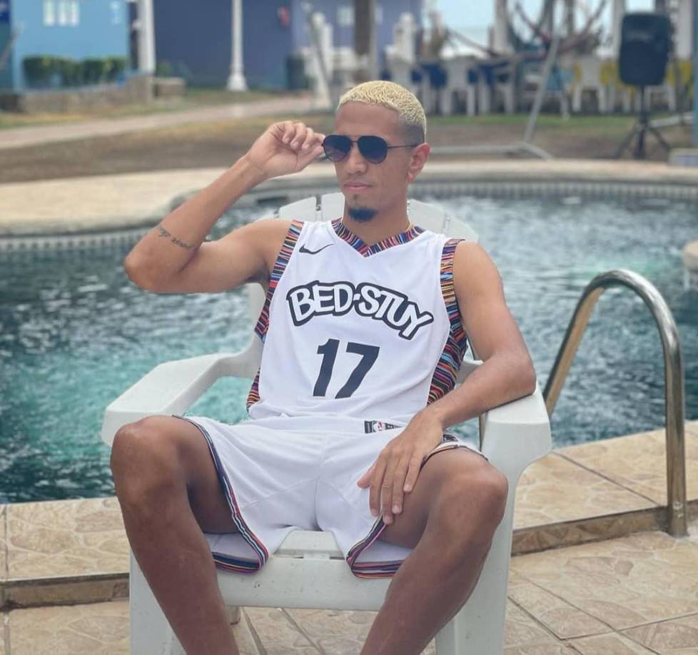 El futbolista comparte en su Instagram lo bien que la pasa en sus ratos libres en El Salvador.