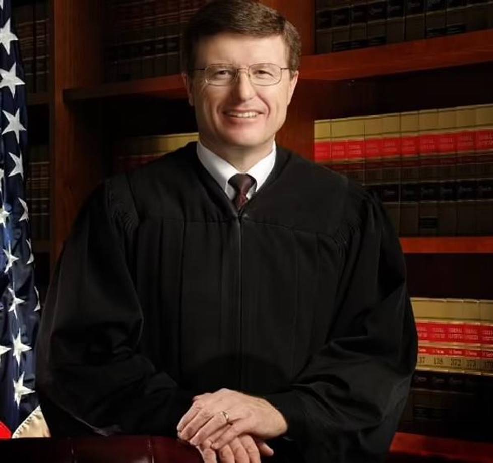 Aguilar pudo subir al barco con la ayuda de sus hijas, pero al desembarcar tuvo problemas en los escalones, según la demanda. La familia alega que los empleados se quedaron mirando y en un momento dado “empezaron a reírse a carcajadas mientras veían cómo [Aguilar] intentaba salir del barco de forma segura”. La demanda ha sido asignada al Juez de Distrito de los Estados Unidos Cormac J. Carney (Foto) en Santa Ana, California.