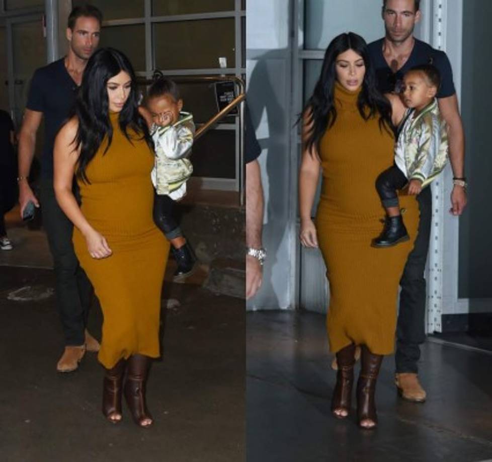 En un vestido color mostaza largo y con el cabello suelto Kim lució con la pequeña North en brazos.