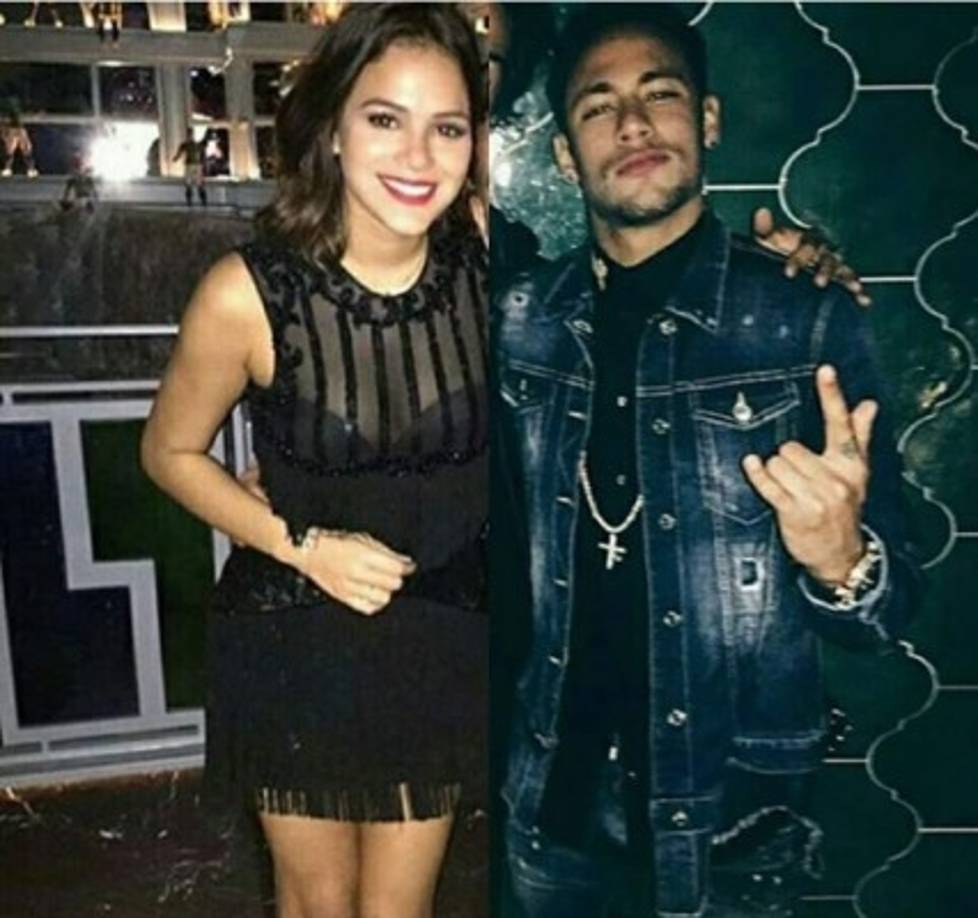 Su pareja, Bruna Marquezine, le regaló a Neymar una chaqueta de la firma Yves Saint Laurent, valorada en 1.300 euros.