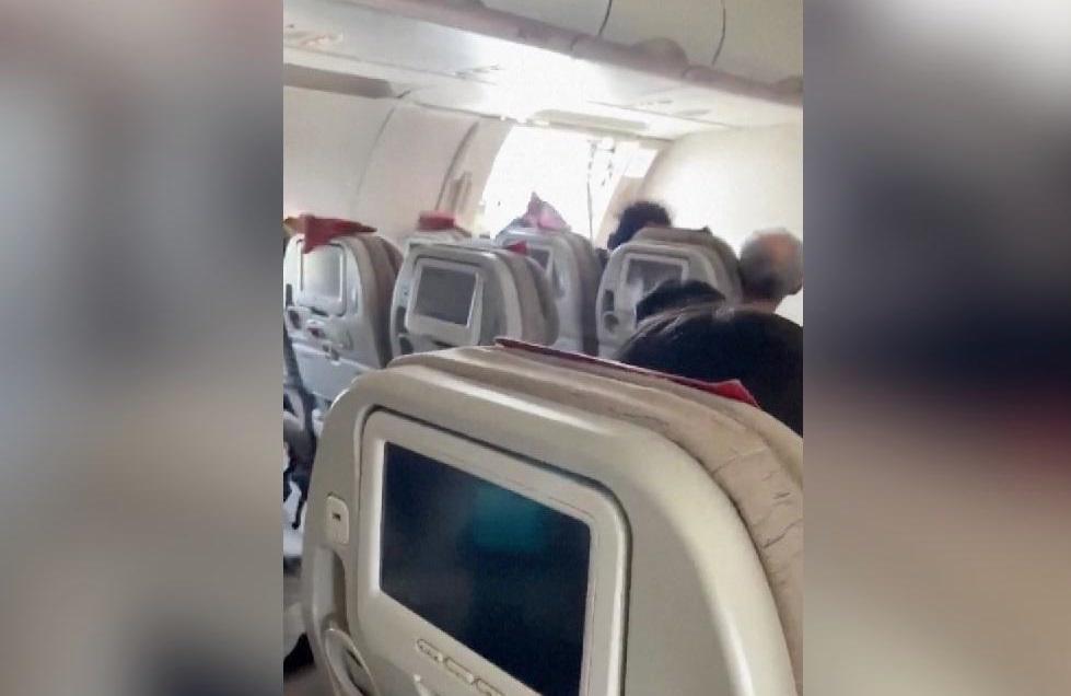 Emiten orden de arresto contra hombre que abrió puerta de emergencia de avión en pleno vuelo