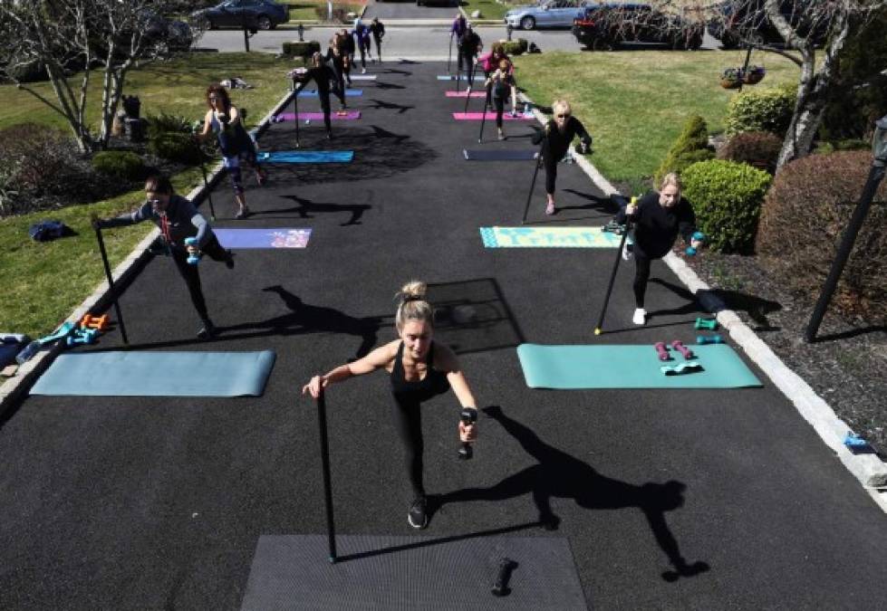 En Nueva York, la instructora fitness Jamie Benedik, dirige una clase en un estacionamiento ante el cierre de los gimnasios. El coronavirus sigue transformando la vida diaria de millones de ciudadanos de todo el mundo.