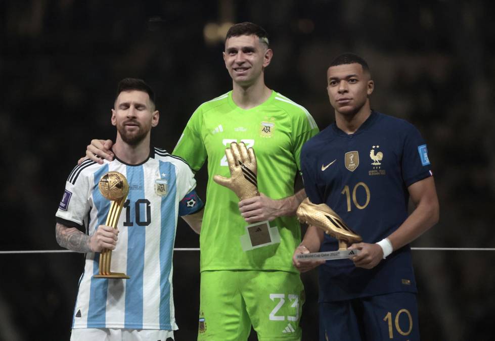 Messi, Dibu Martínez y Kylian Mbappé. “La Pulga” con el premio MVP del Mundial, el portero con el guante de oro y el francés con la Bota de Oro.