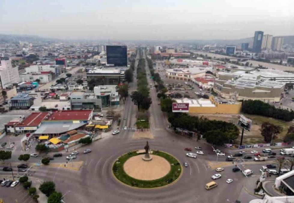 Vista aérea hoy de la casi vacía Avenida Cuauhtémoc en Tijuana, estado de Baja California, México.