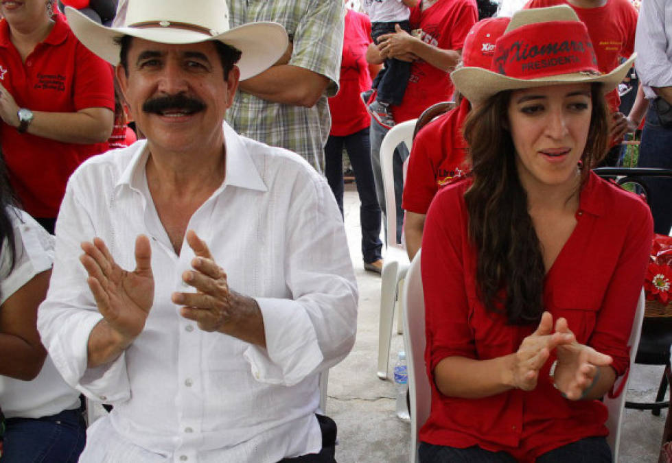 El expresidente de Honduras, Manuel Zelaya con su hija, La Pichu en un mitín político de San Nicolás, Santa Bárbara, en el occidente de Honduras.