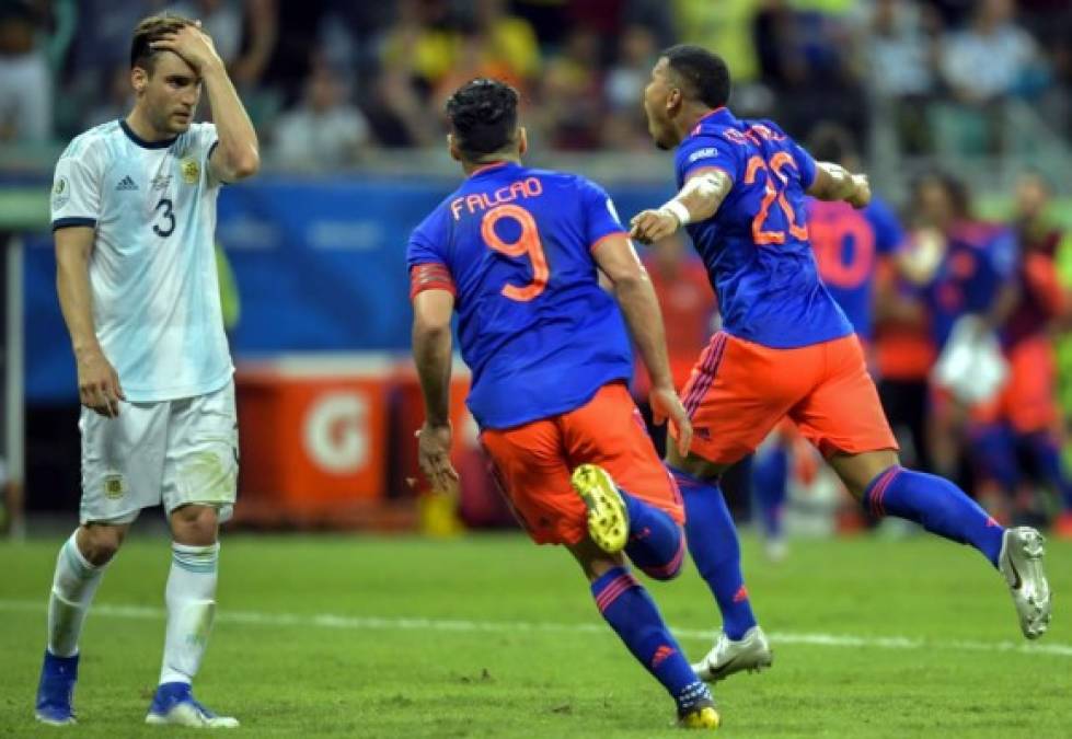 El colombiano Roger Martínez corre, junto a Radamel Falcao, tras marcar el 1-0 contra Argentina.