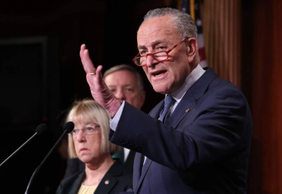 El líder de la minoría demócrata en el Senado Chuck Schumer es uno de los principales antagonistas de Trump.<br/><br/>El senador por Nueva York busca obligar a los republicanos a convocar a nuevos testigos en el caso contra Trump.