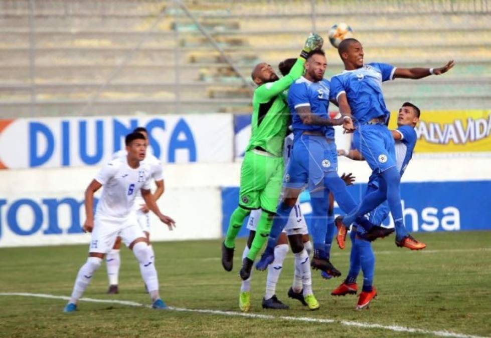 El portero nicaragüense Denis Espinoza despeja de puños un balón en su área.