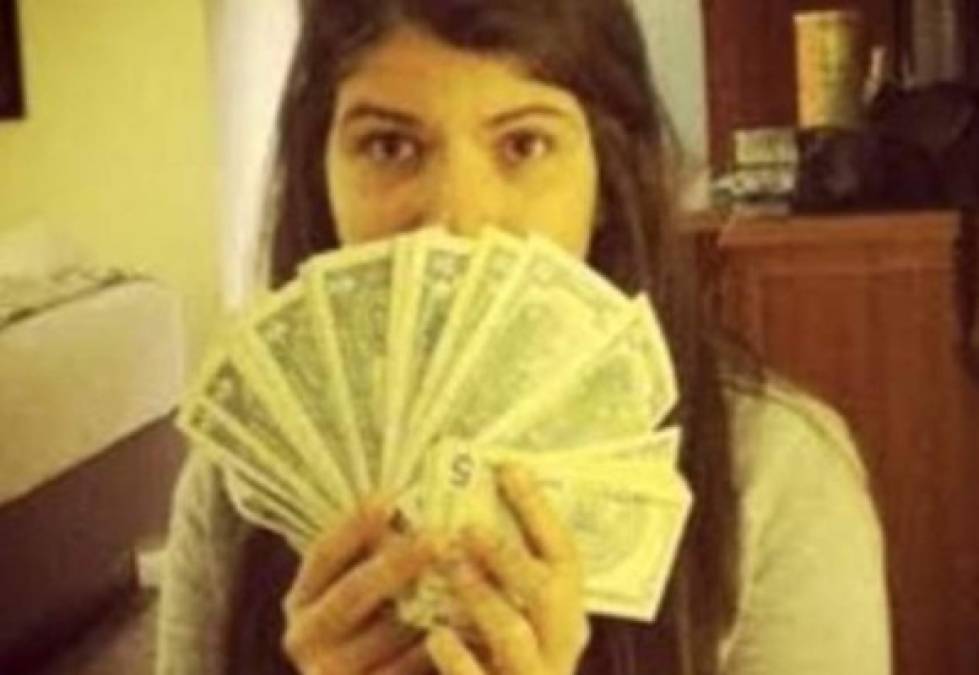 Rosines Chávez, la hija menor del fallecido Hugo Chávez, también generó un gran escándalo en Venezuela tras publicar una imagen donde presumía un fajo de dólares.