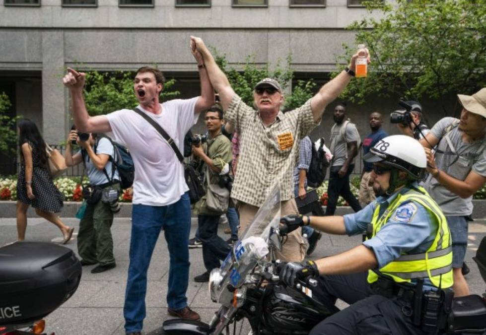 Separados de los supremacistas solo por una cinta de plástico amarilla, activistas de izquierdas gritaban consignas y agitaban pancartas, mientras decenas de periodistas y cámaras de televisión captaban el momento de tensión.