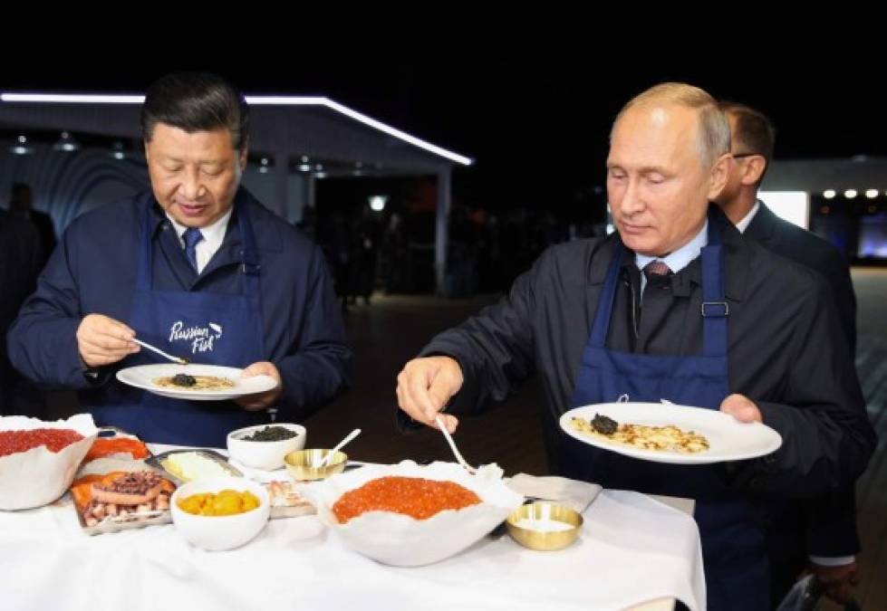 Los presidentes ruso y chino, Vladimir Putin y Xi Jinping, respectivamente, compartieron este martes un momento de 'relax', con canapés y vodka, al margen de un foro económico en el Extremo Oriente de Rusia.