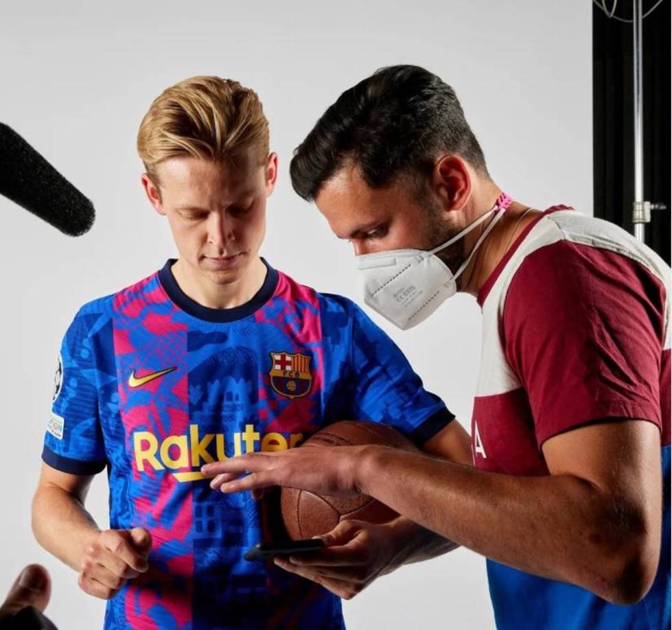 A través de su profesión disfruta del fútbol una de sus grandes pasiones.