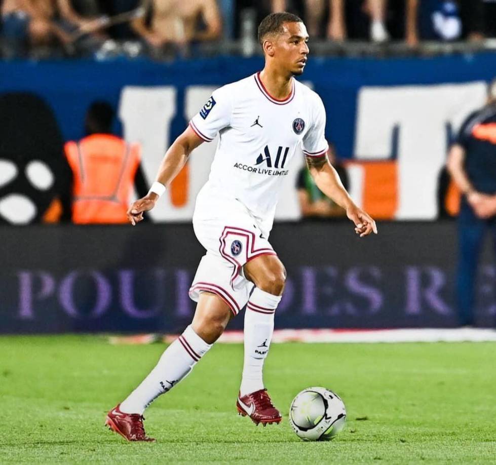 Thilo Kehrer: Defensor alemán que el PSG planea sacarlo del equipo. Sin embargo, medios franceses señalan que es uno de los jugadores que no se quiere ir del club francés.