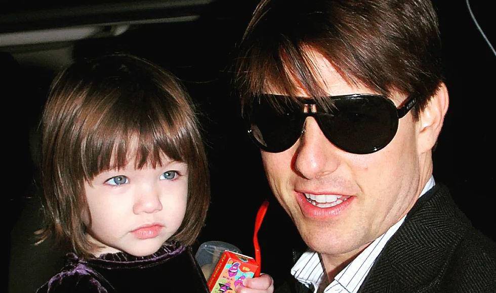 El protagonista de <i>Misión imposible</i> se distanció de su hija un poco después de separarse de Katie Holmes y desde verano de 2012 no existe una imagen de Suri con su padre. A raíz de su divorcio, Tom Cruise se volcó en la interpretación y se rumoreó que la Cienciología tuvo mucho que ver en ese distanciamiento.