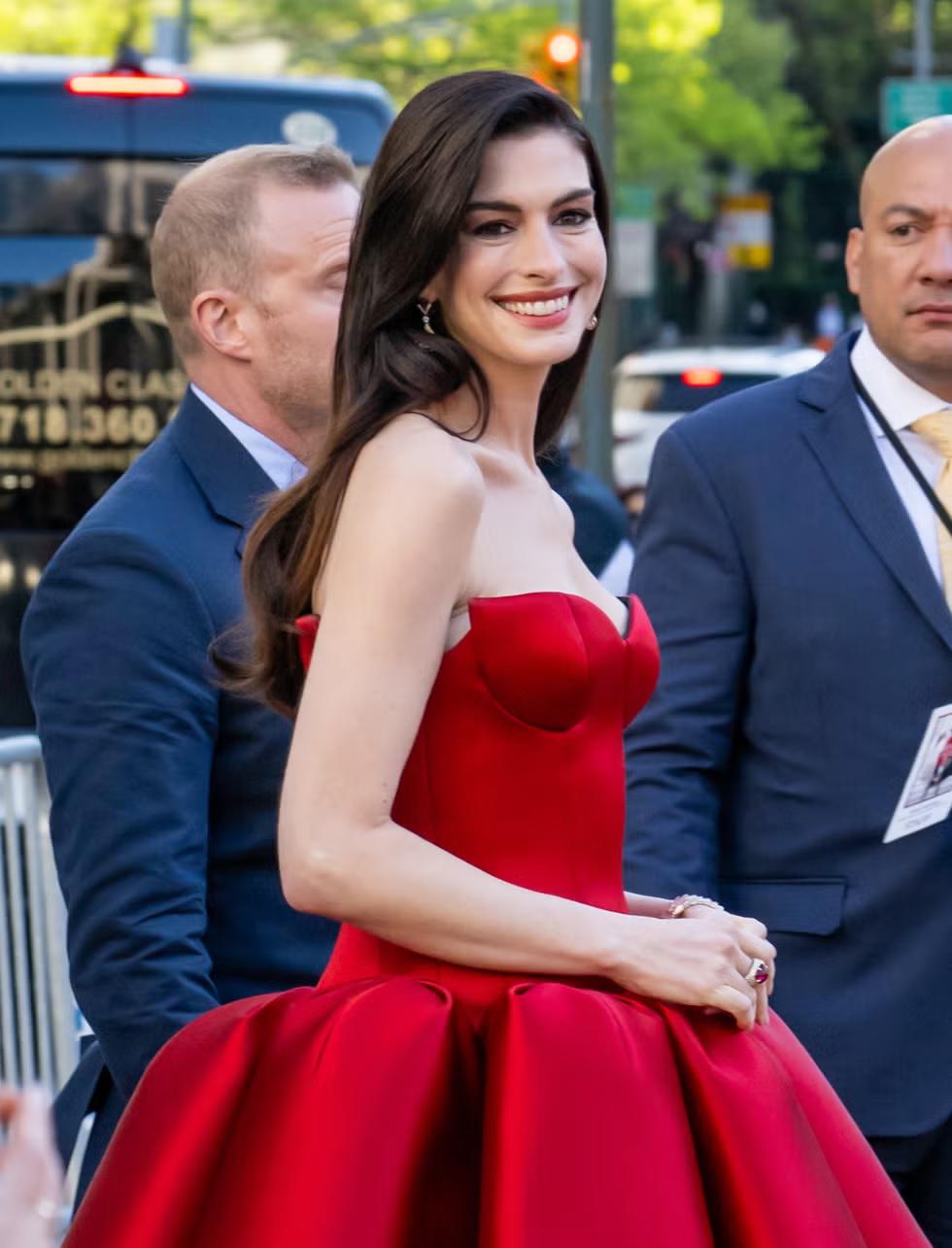 Lady in red, así de bella lució Anne Hathaway en la premier de El Diablo viste a la moda 2