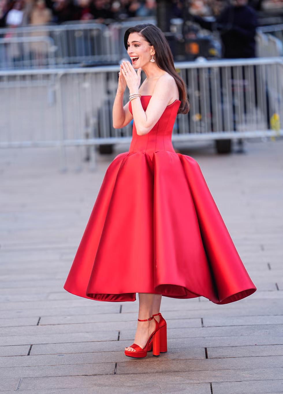 Lady in red, así de bella lució Anne Hathaway en la premier de El Diablo viste a la moda 2