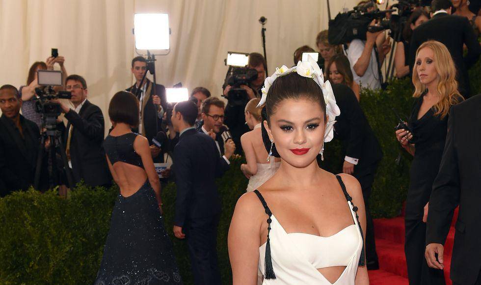 La cantante estadounidense Selena Gómez también estará en la Met Gala.