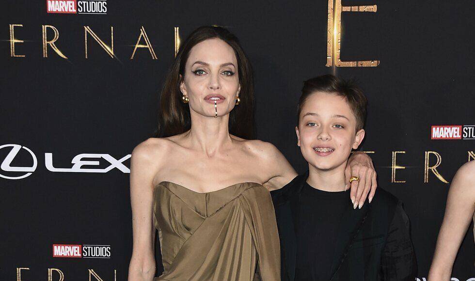 Knox, uno de los gemelos que procreó con Brad Pitt es el menor de los hijos del fallido matrimonio. Es el gemelo de Vivienne así que también tiene 15 años. El joven, que recibió el nombre de Knox Leon por el abuelo del padre y el tatarabuelo de la madre, aseguran es el vivo retrato de su padre.