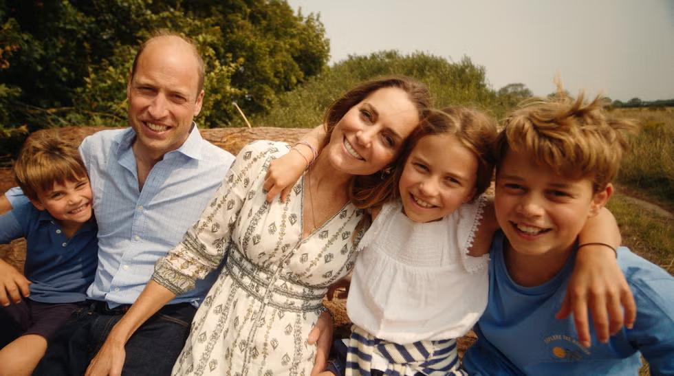William y Kate difunden su tarjeta de Navidad con una foto con sus hijos