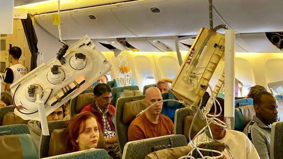 En un video publicado en las redes sociales, se aprecia el interior del avión con el techo parcialmente caído, golpes en los portamaletas superiores y los pasillos repletos de mantas, papeles y paquetes de comida, así como restos de sangre.