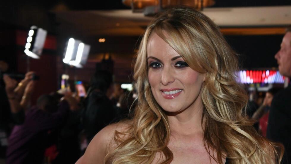 La exactriz Stormy Daniels cuenta detalles de su encuentro íntimo con Trump en juicio