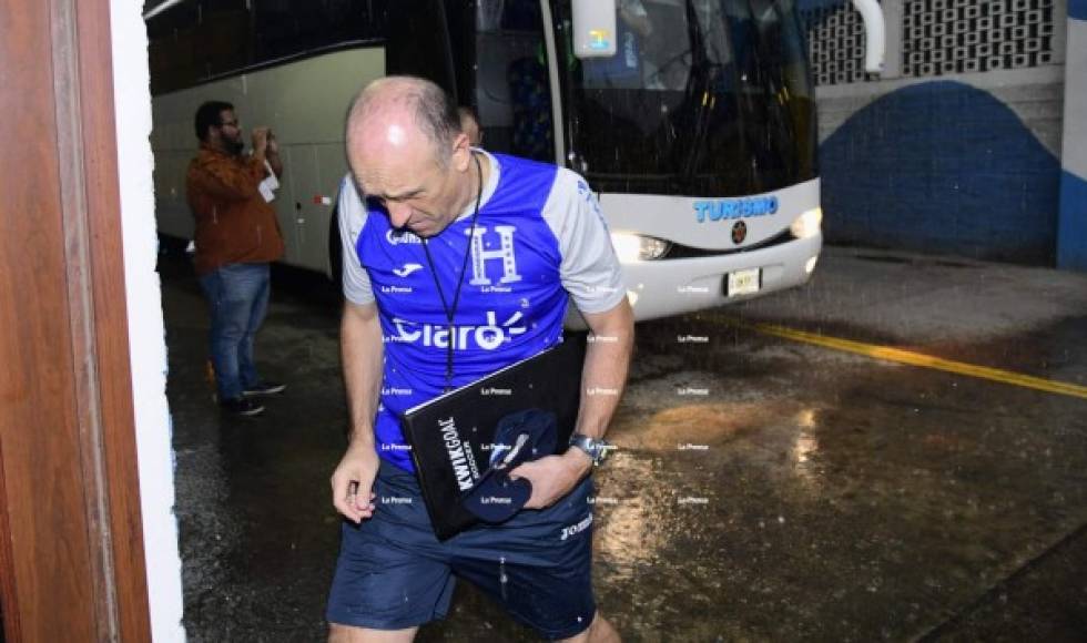 Momento en que el seleccionador Fabián Coito salió del autobús para trasladarse a los camerinos del estadio Olímpico.