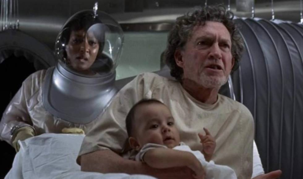 La amenaza de Andrómeda/ The Andromeda Strain(1971)<br/>Rotten Tomatoes 66% / IMDb 7.2/10 / Google 88%<br/>Donde ver: Google Play<br/><br/>Director: Robert Wise<br/><br/>Este relato convincente de la primera crisis biológica de la Tierra es quizás el thriller de ciencia ficción más escalofriante que se haya hecho. Después de que un satélite se estrella en la Tierra cerca de una remota aldea de Nuevo México, el equipo de recuperación descubre que casi todos en la ciudad son víctimas de una muerte horrible, con la misteriosa excepción de un bebé y un anciano sin hogar. Los sobrevivientes son llevados a un laboratorio de última generación que desciende cinco pisos bajo tierra donde los científicos desconcertados compiten contra el tiempo para determinar la naturaleza del microbio mortal antes de que cause estragos en todo el mundo.