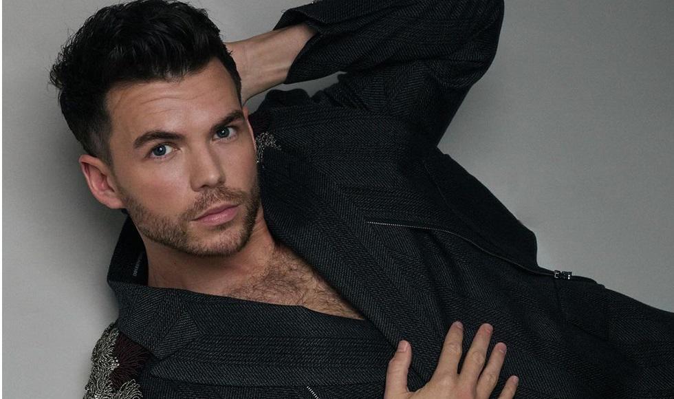 Foto de Luke Newton con su novia desilusiona a fans de Bridgerton