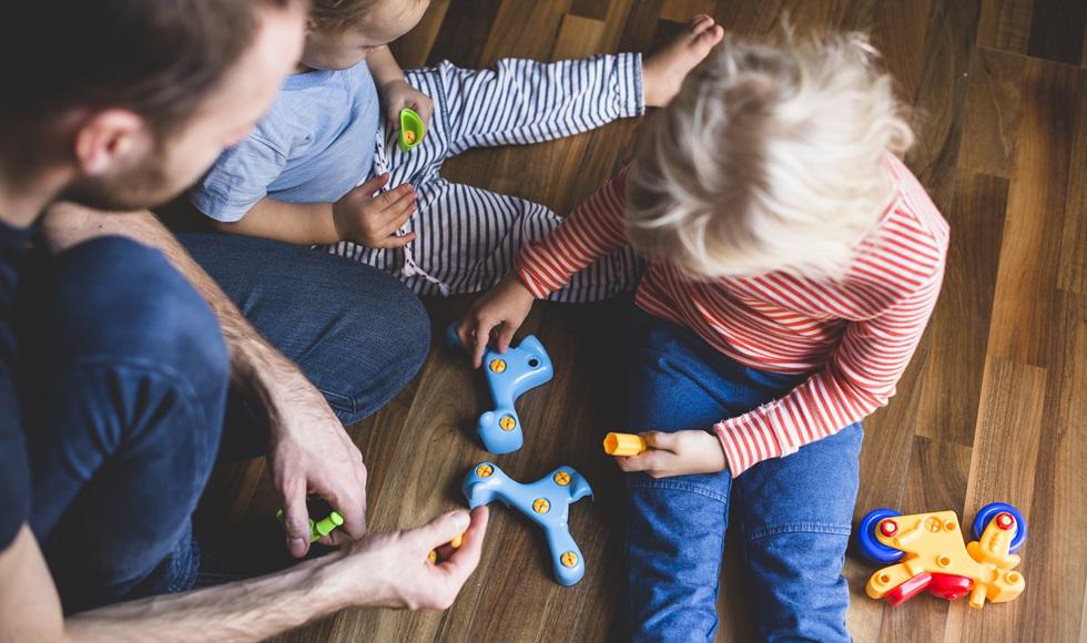 El niño se sentirá frustrado cuando sus padres hacen las tareas que el pequeño quiere y puede realizar por si mismo, porque eso contraría su impulso vital de probar distintas actividades según estas dos especialistas.