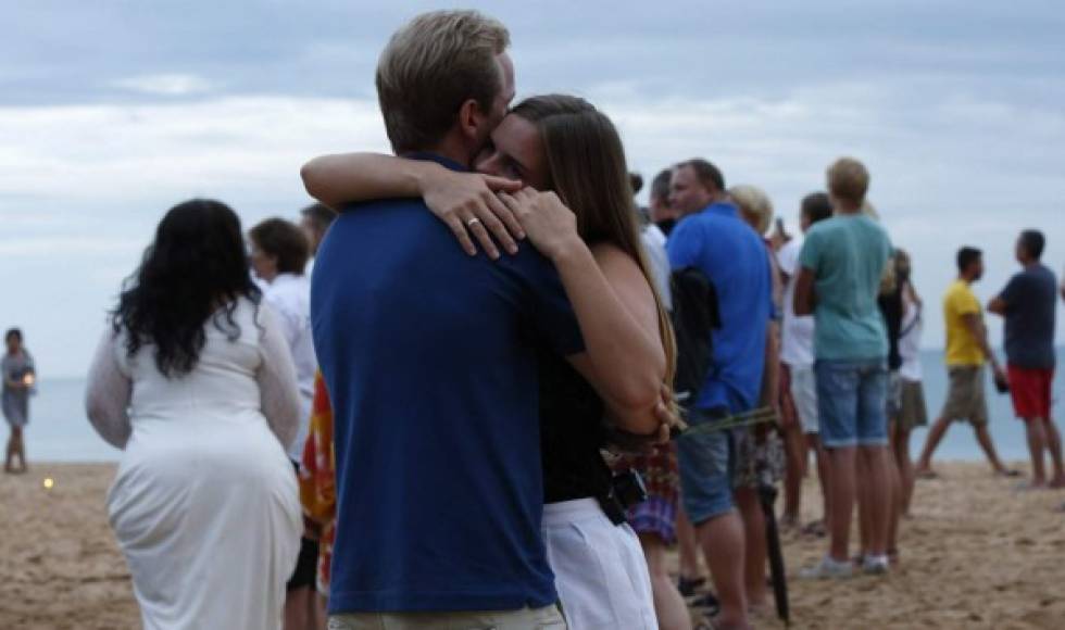 Una pareja se abraza en la playa durante un homenaje a las víctimas suecas del tsunami de 2004 en Khao Lak en Tailandia.