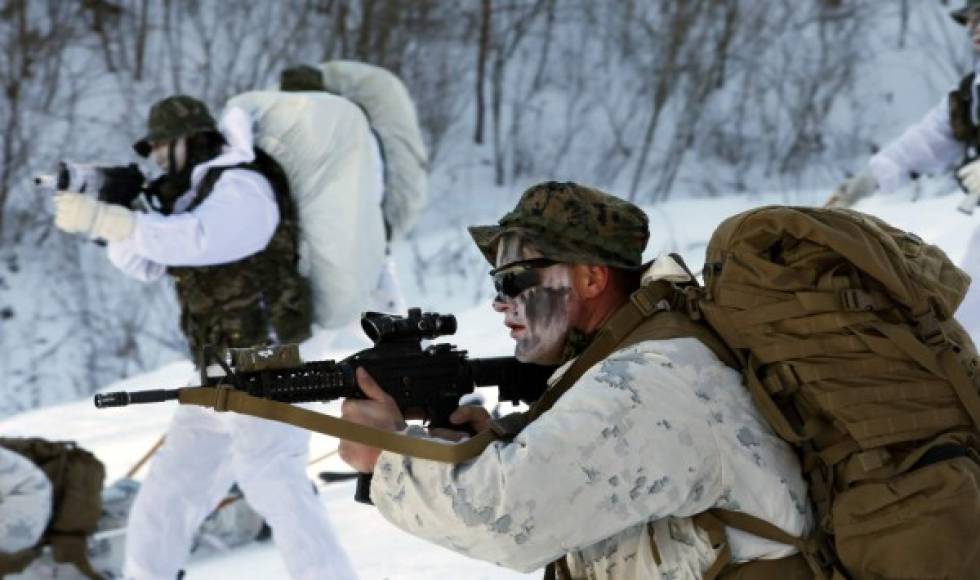 SEÚL. <br/>Ejercicios de dos países aliados. Marines de EUA y soldados surcoreanos de la Infantería de Marina participan en un simulcro de evacuación en clima frío en Pyeongchang.