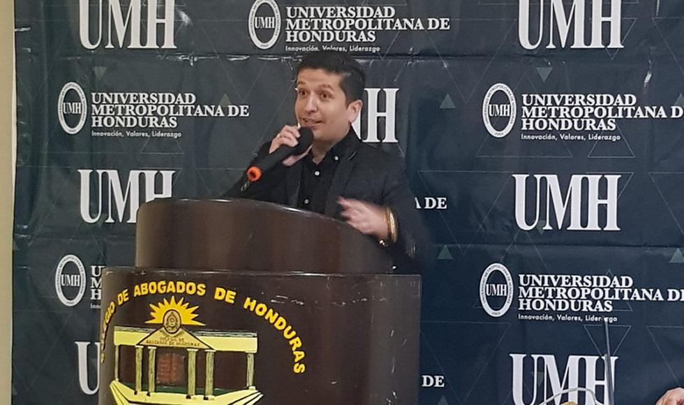 Enrique Flores abre debate con su libro sobre la política criminal