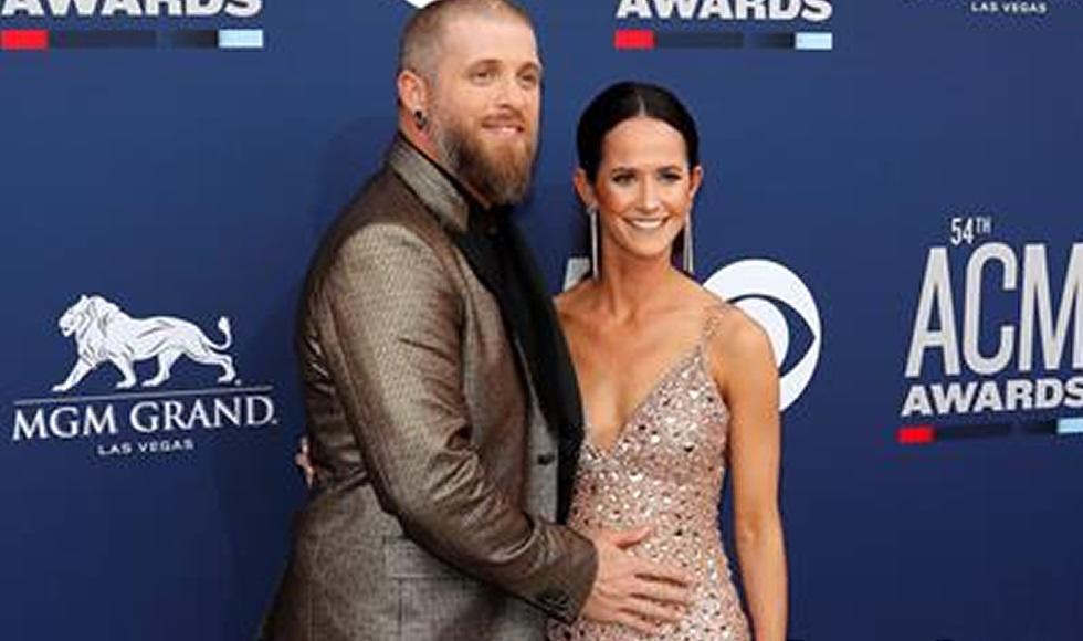 Brantley Gilbert abandona concierto: su esposa da a luz en el bus de gira