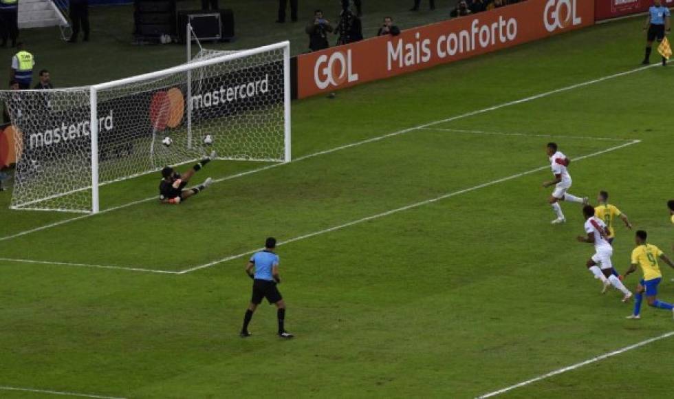 El delantero Paolo Guerrero, máxima figura de los peruanos, se encargó de emparejar los cartones en la final al marcar por la vía penal al minuto 43 de la primera parte.