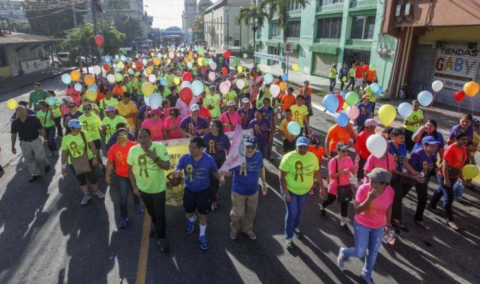 Los participantes en la caminata portaron globos y camisetas de colores en la jornada por la vida en solidaridad con los pacientes. Cada color representaba un tipo de cáncer.