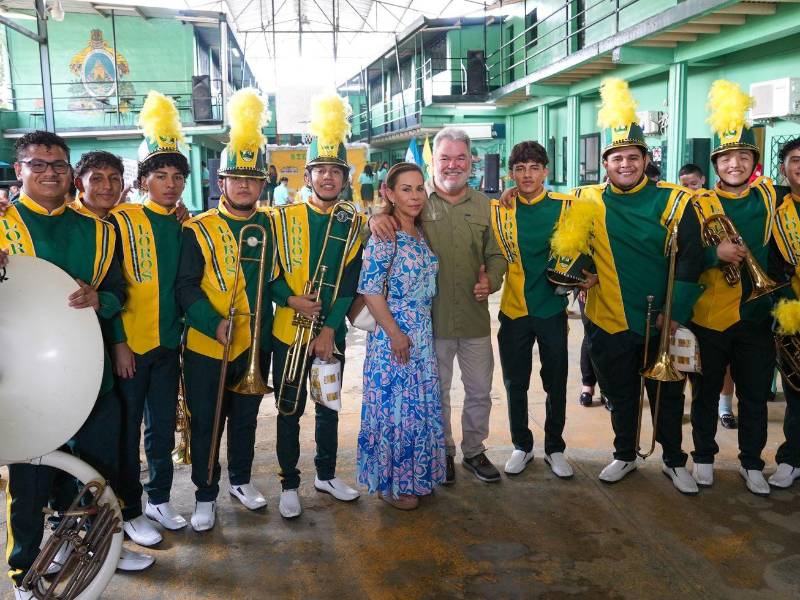 Alcalde Roberto Contreras junto a su esposa entregan reconocimiento a los integrantes de la banda marcial Loros Latin Band de Chamelecón.