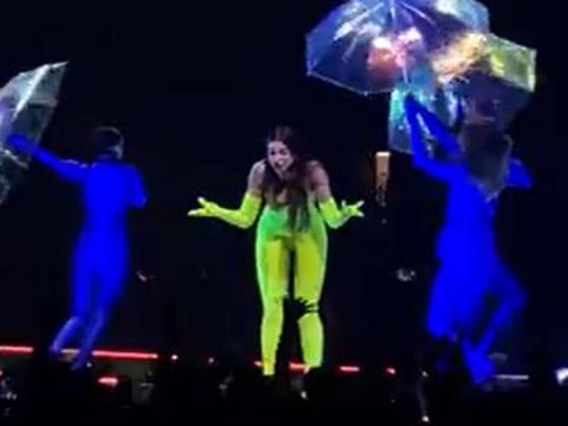 Así reaccionó Dua Lipa al quedarse sin micrófono y se escucha su voz.