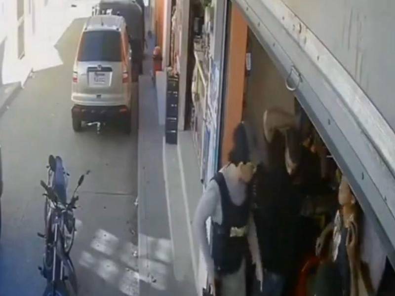 Momento en que el grupo de delincuentes asaltó a varias personas en un negocio en la colonia 21 de febrero de <b>Comayagüela</b>.