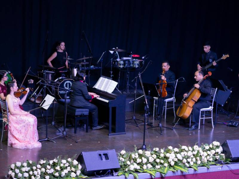 Parte de los alumnos de AMS en su presentación musical en conjunto.