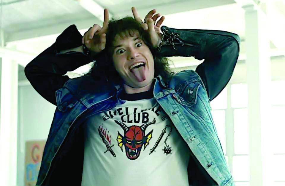 Eddie Munson de “Stranger Things” se presta a muchos disfraces increíbles. Con algunas prendas punk inspiradas en los años 80 y su camisa raglán, usted estará listo para rockear en la noche de Halloween.
